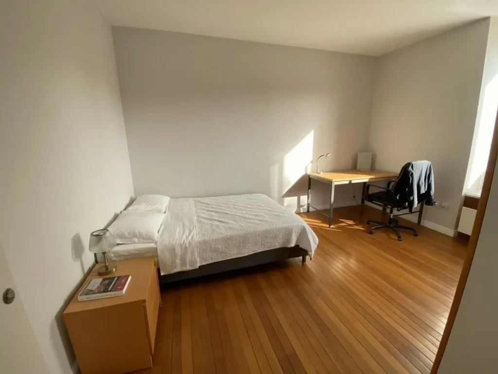 Dormitorio con cama y escritorio tras dividir dormitorio con tabiques de pladur albacete