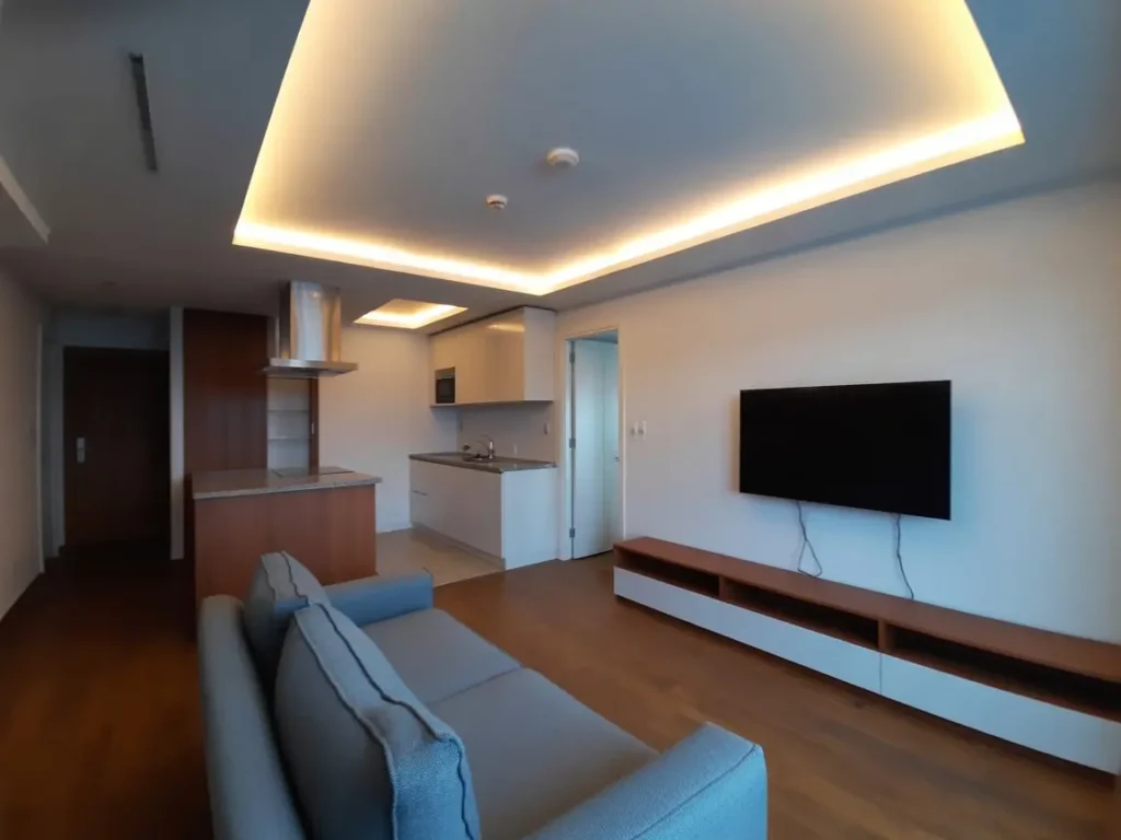 Salón comedor moderno con techo de pladur y tira de luz LED integrada