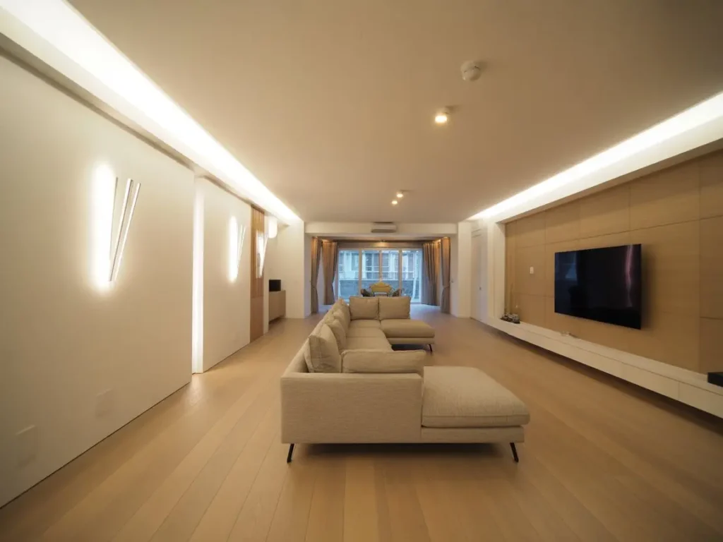 Techo de pladur en salón moderno con iluminación integrada y focos empotrados