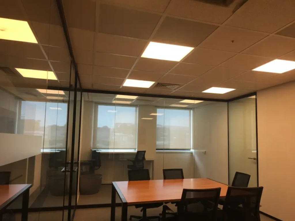 Techo técnico registrable con paneles y luminarias en local comercial en Albacete